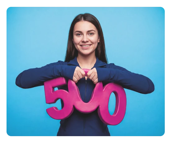 Mulher sorridente segura o número 500 em rosa sobre fundo azul. Selo no canto diz 'Exclusivo Novos Clientes'